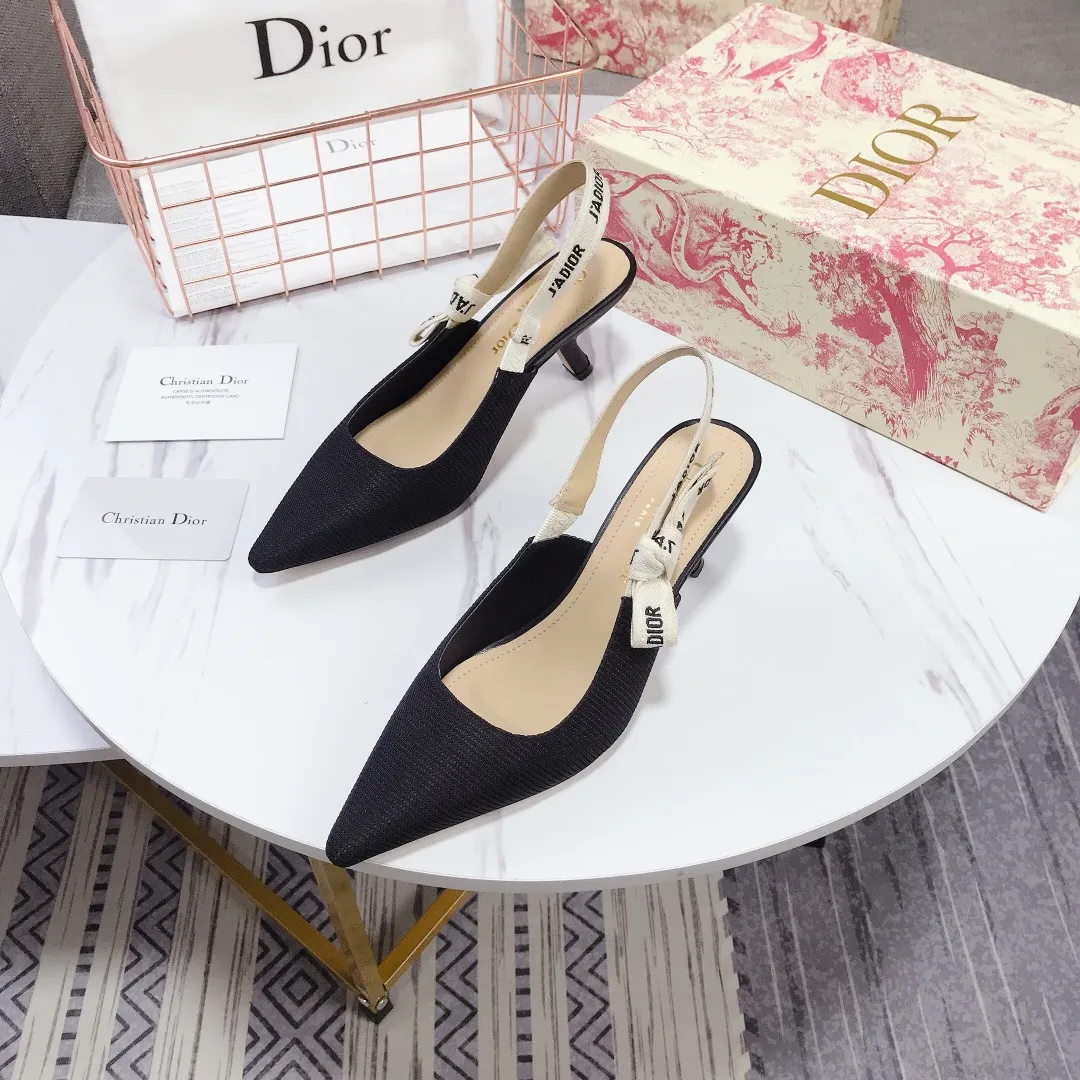👟👟Ex-factory price 480👟👟 Women's shoes, women's clothing, special material 👟👟Ex-factory price 400👠👠👟👟 👟👟 Dior's popular sandals are new🔥 🔥 The same style of the year's most popular Internet celebrities and celebrities💁 💁. The fabric is imported; calf patent leather (special material), the lining and feet are made of calf leather lining🐑. Original molded heel, heel height 10Cm 6.5cm💘 flat bottom 1.5cm, original molded metal outsole with five-pointed star LOGO mark👟👟. Original bow, 💅 Italian leather outsole. 👄💋 Full set of packaging (clamshell box, cloth bag, card, invoice, one-to-one wrapping paper) 34 40 41 customized